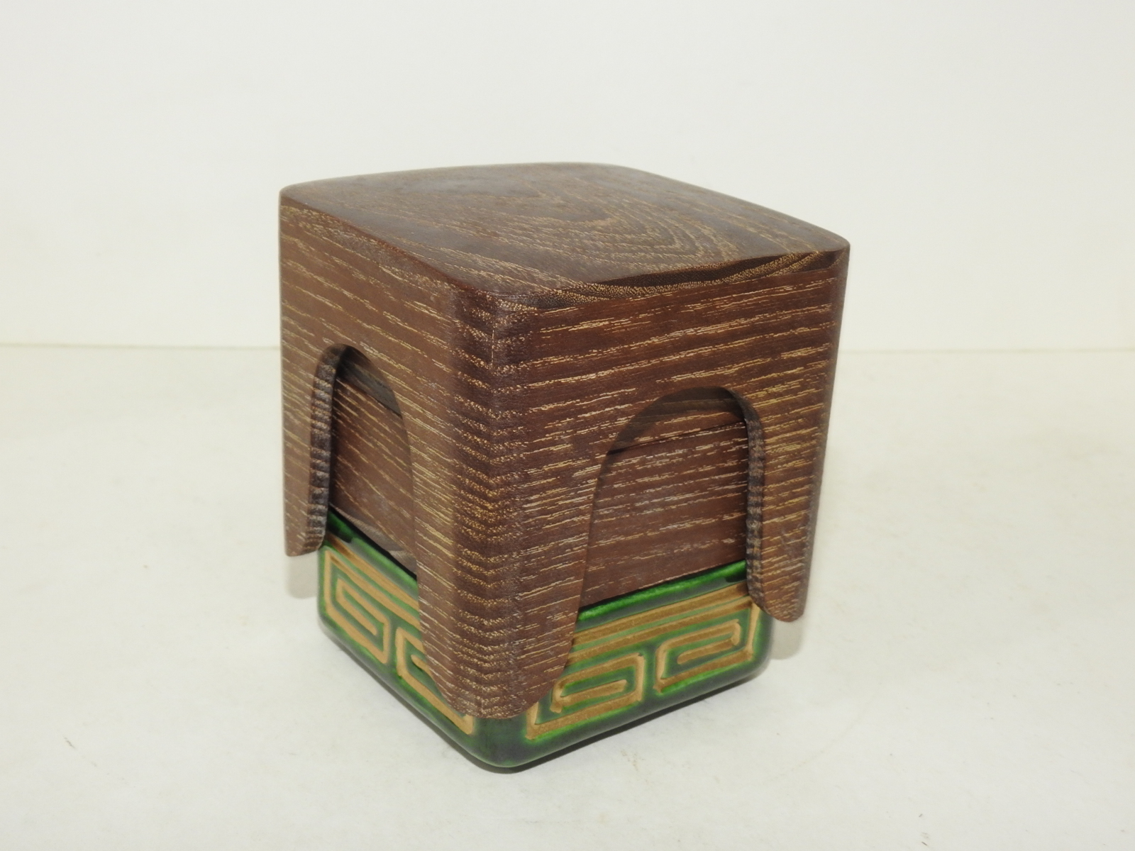 오리베청자에 원목나무로된 삼단향합