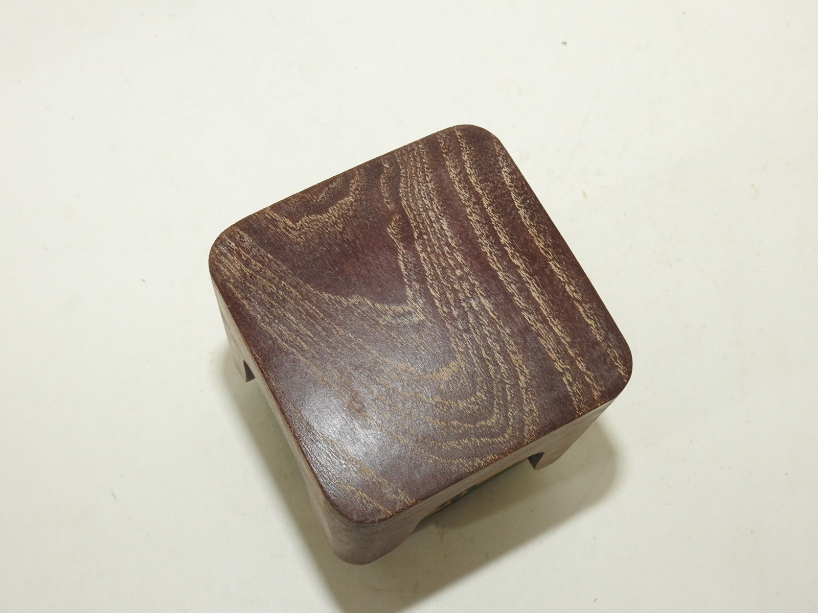 오리베청자에 원목나무로된 삼단향합