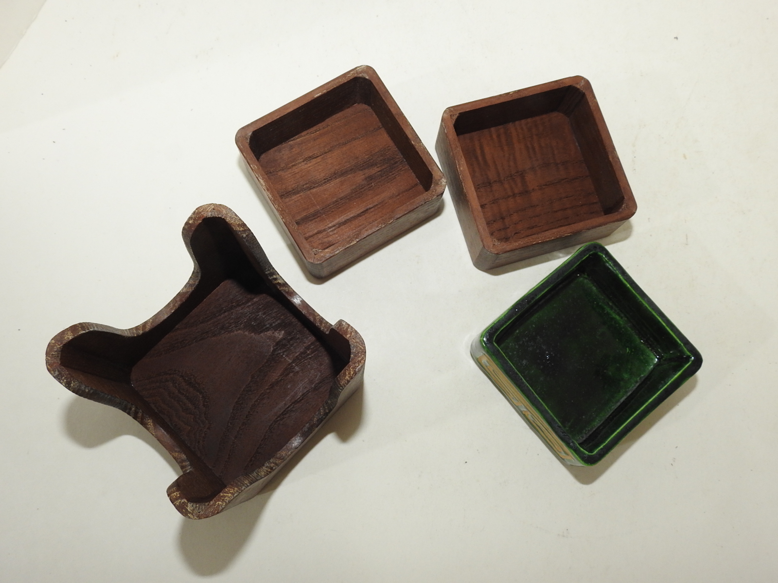 오리베청자에 원목나무로된 삼단향합