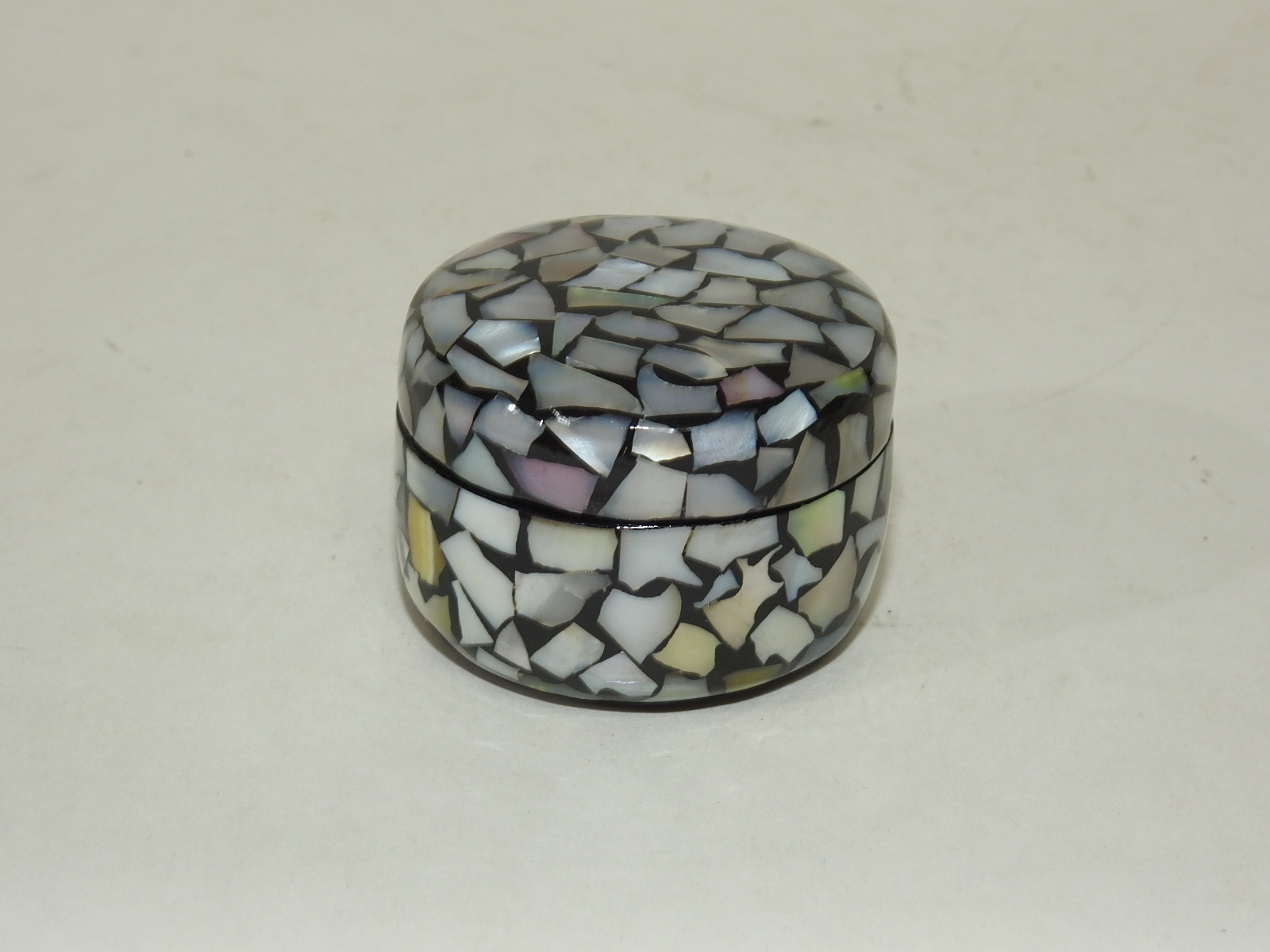 나무에 옷칠 자개상감된 향합