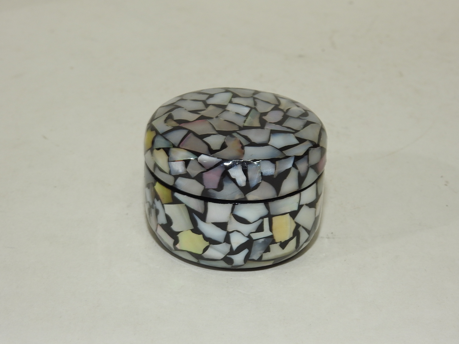 나무에 옷칠 자개상감된 향합