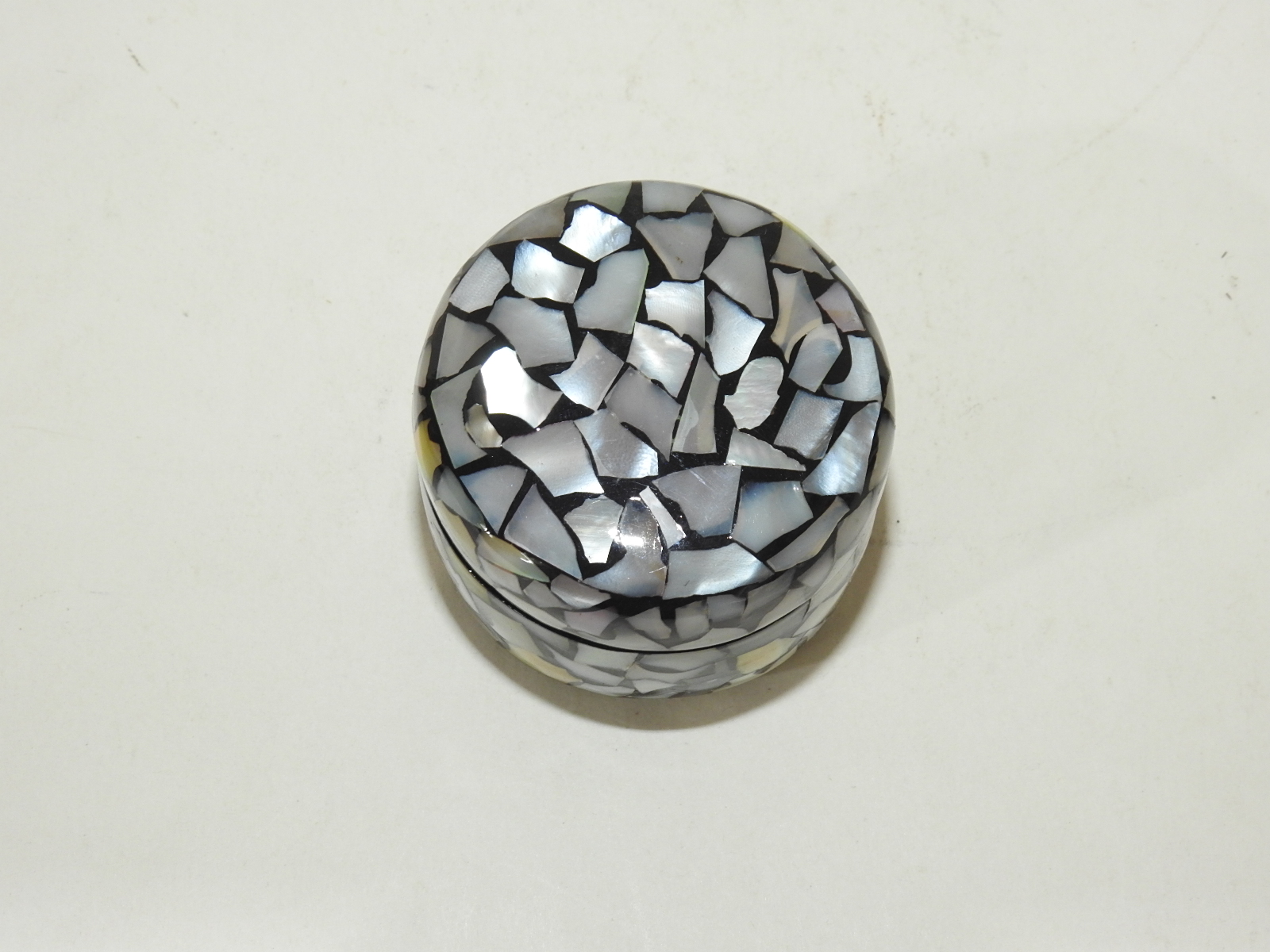 나무에 옷칠 자개상감된 향합