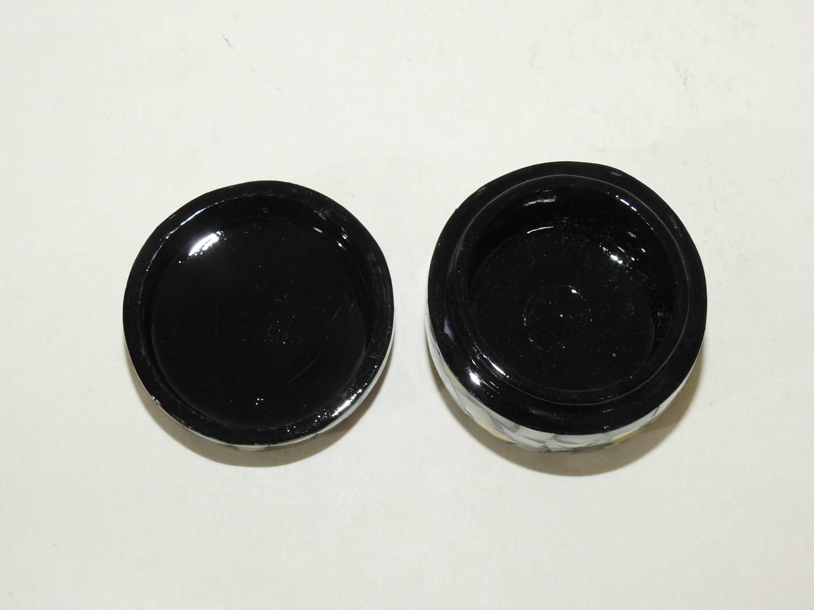 나무에 옷칠 자개상감된 향합