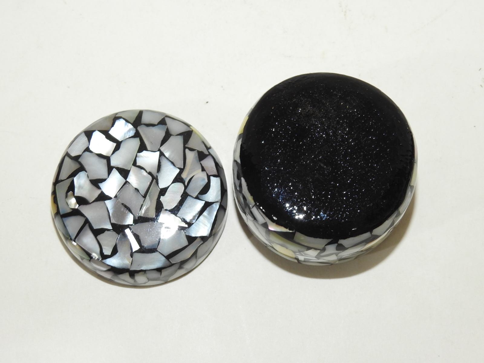 나무에 옷칠 자개상감된 향합