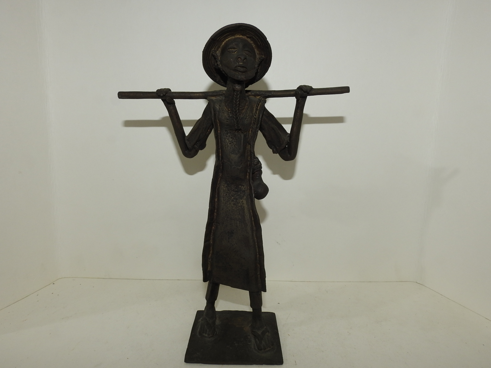 묵직한 청동통으로된 브론즈 인물 조각상