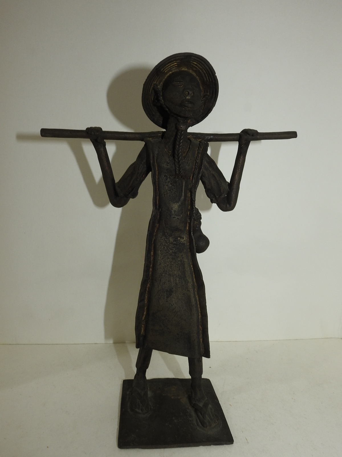 묵직한 청동통으로된 브론즈 인물 조각상