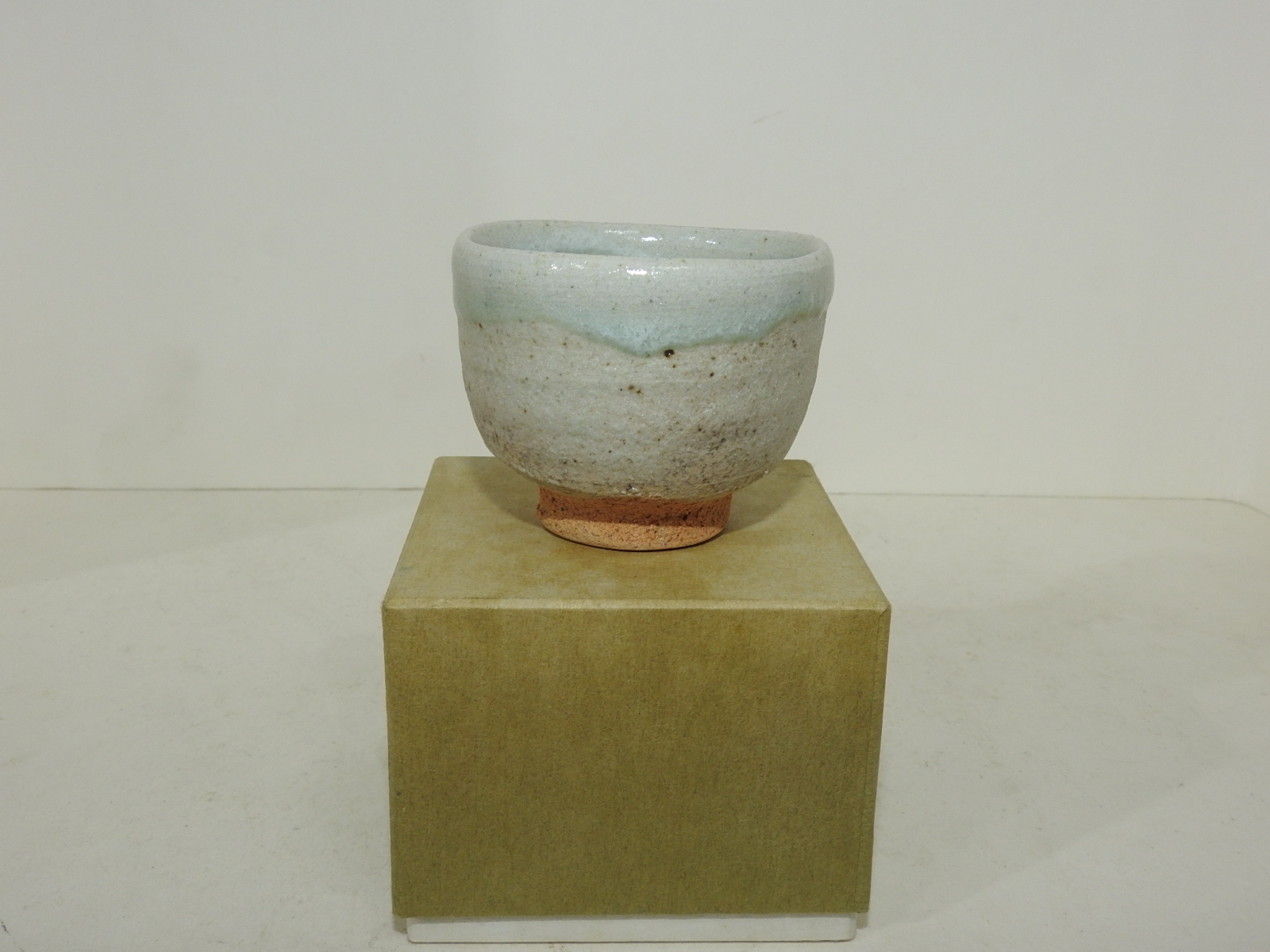 청자 유약흘림이 좋은 잔