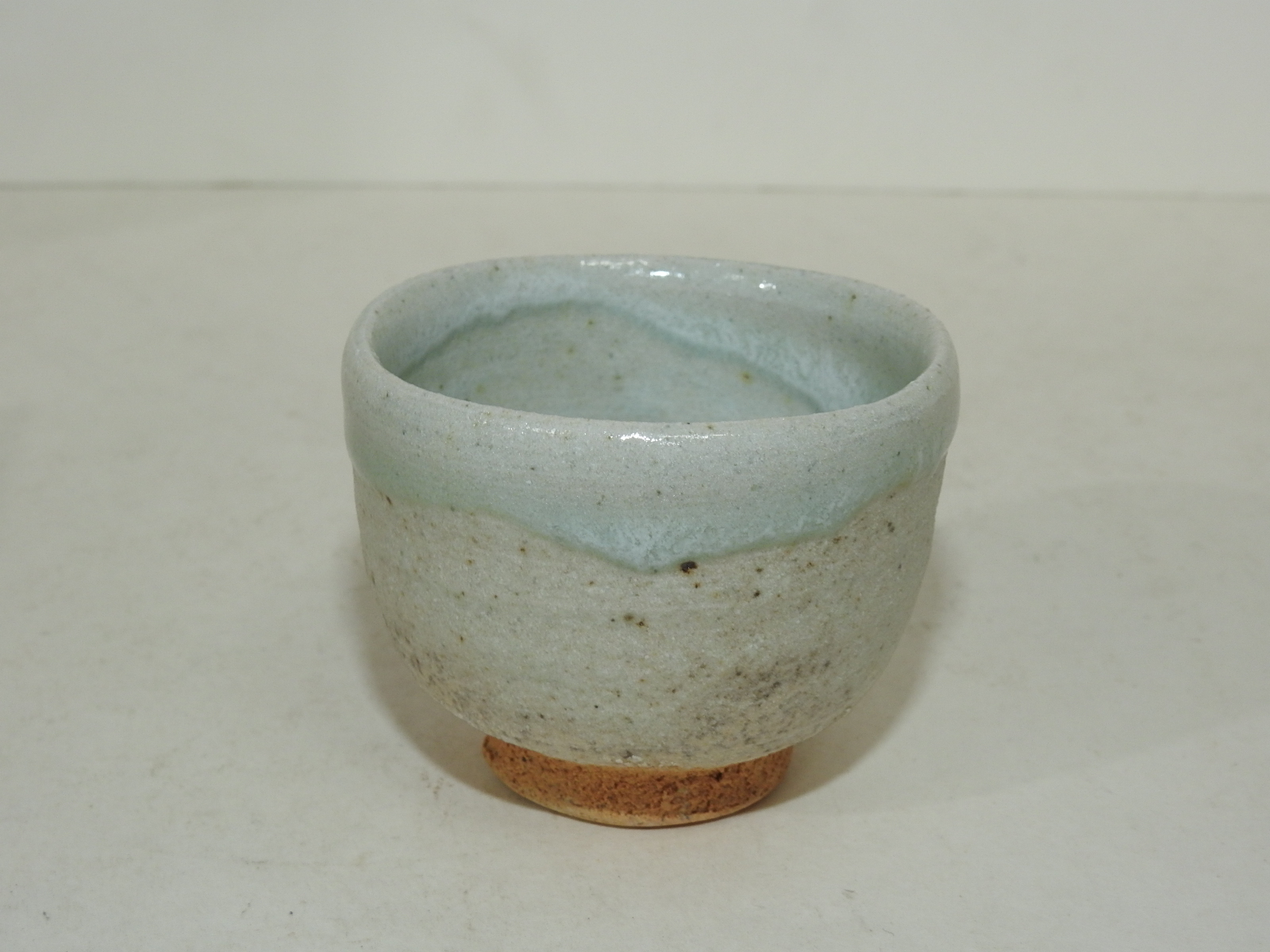 청자 유약흘림이 좋은 잔