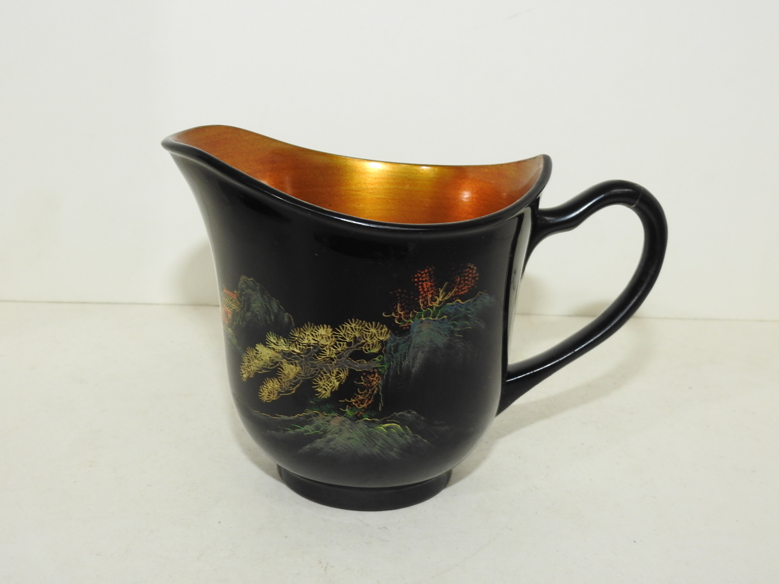 나무에 금채산수문그림이 있는 차수구잔