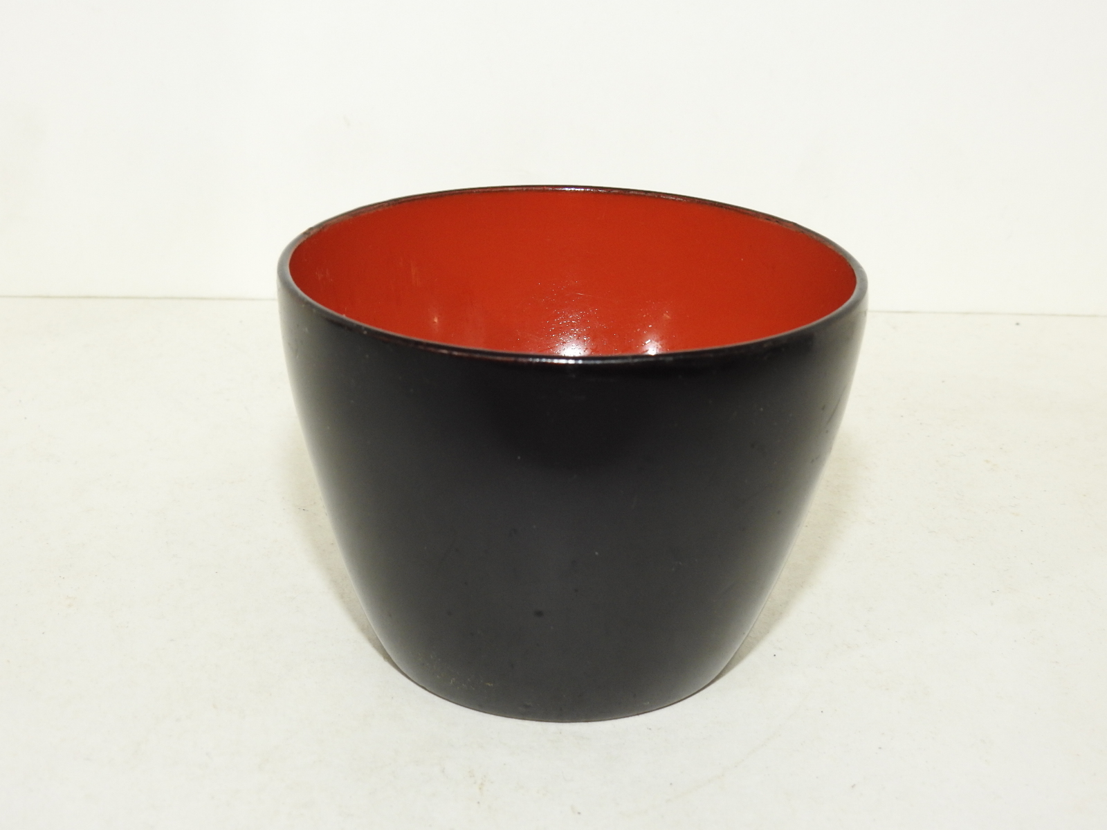 연대가좋은 나무에 옷칠이된 잔