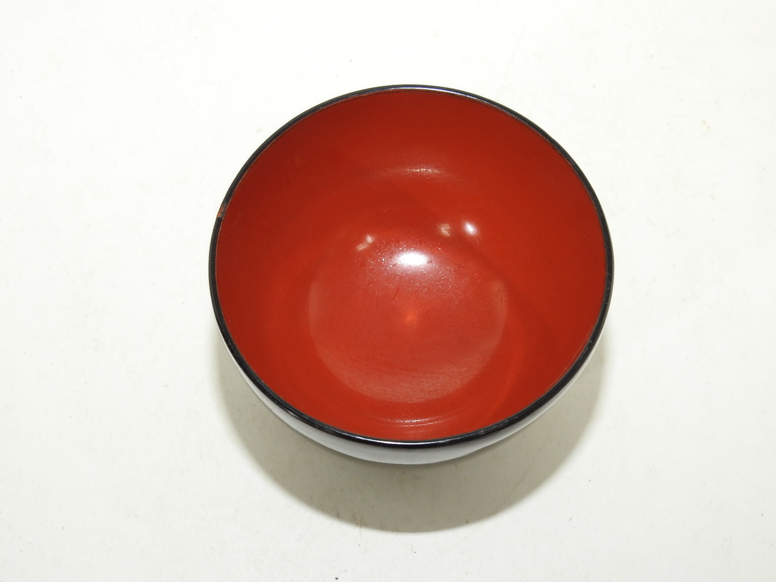 연대가좋은 나무에 옷칠이된 잔