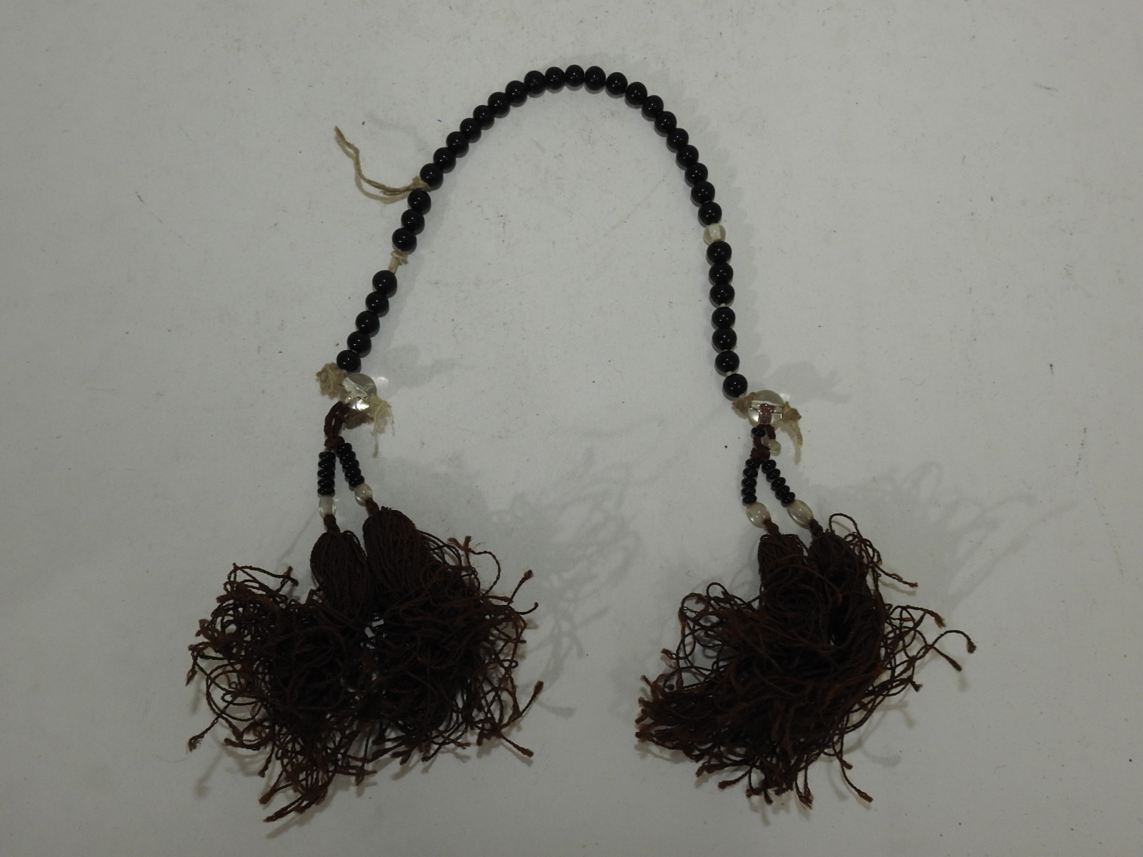 연대가좋은 검은옥돌에 수정이 장식된 염주