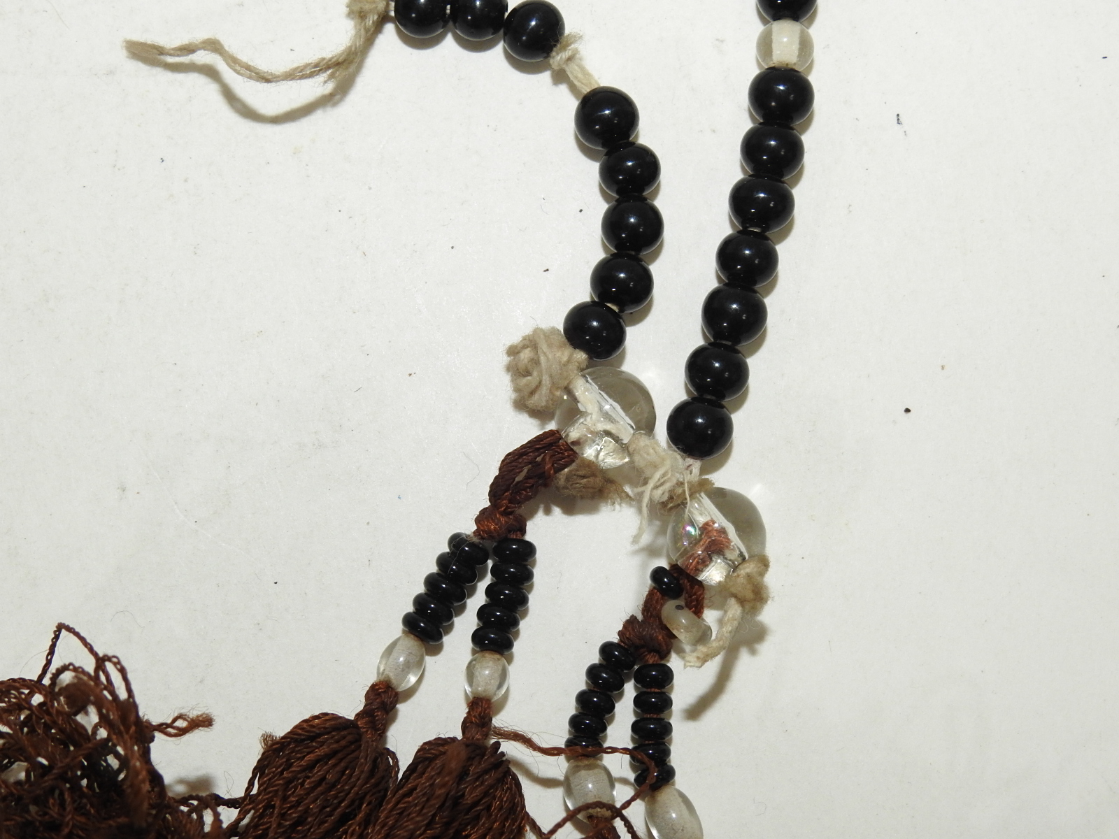 연대가좋은 검은옥돌에 수정이 장식된 염주