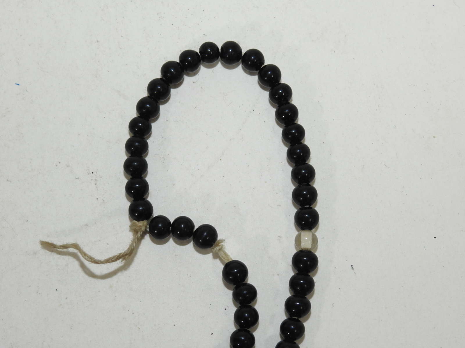연대가좋은 검은옥돌에 수정이 장식된 염주