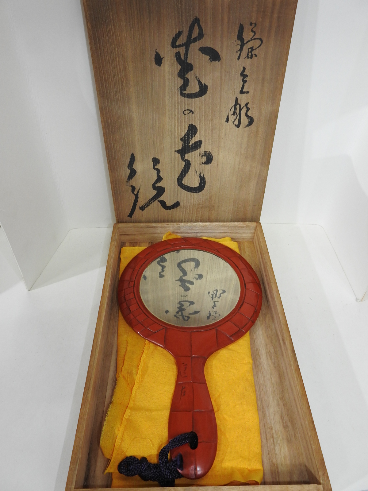 나무에 화문이 조각된 주칠 손거울