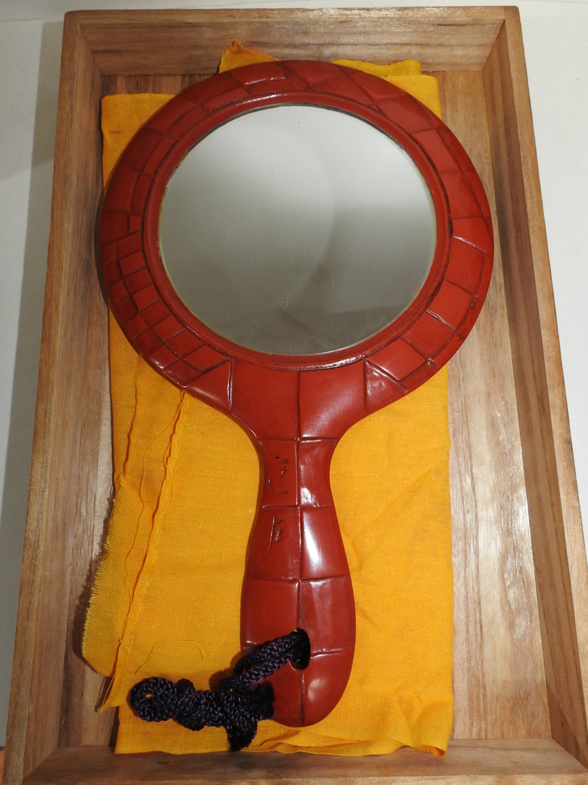 나무에 화문이 조각된 주칠 손거울