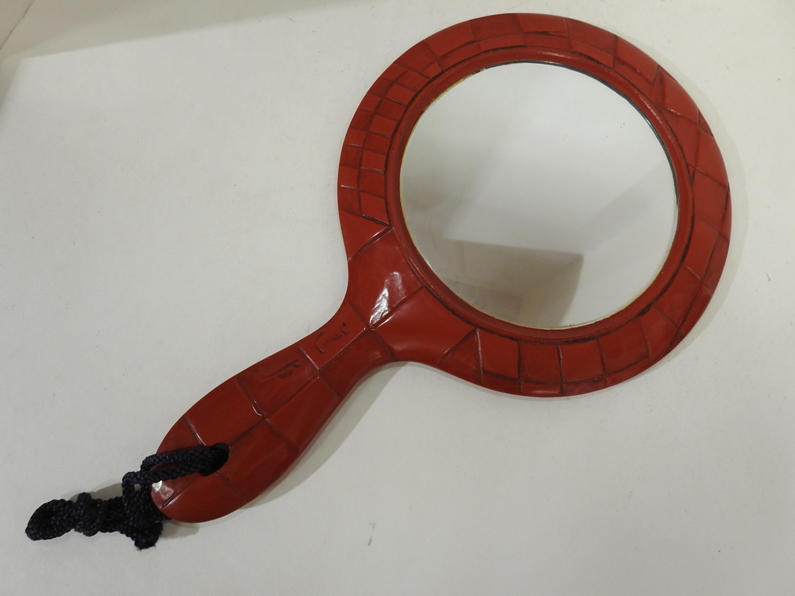 나무에 화문이 조각된 주칠 손거울