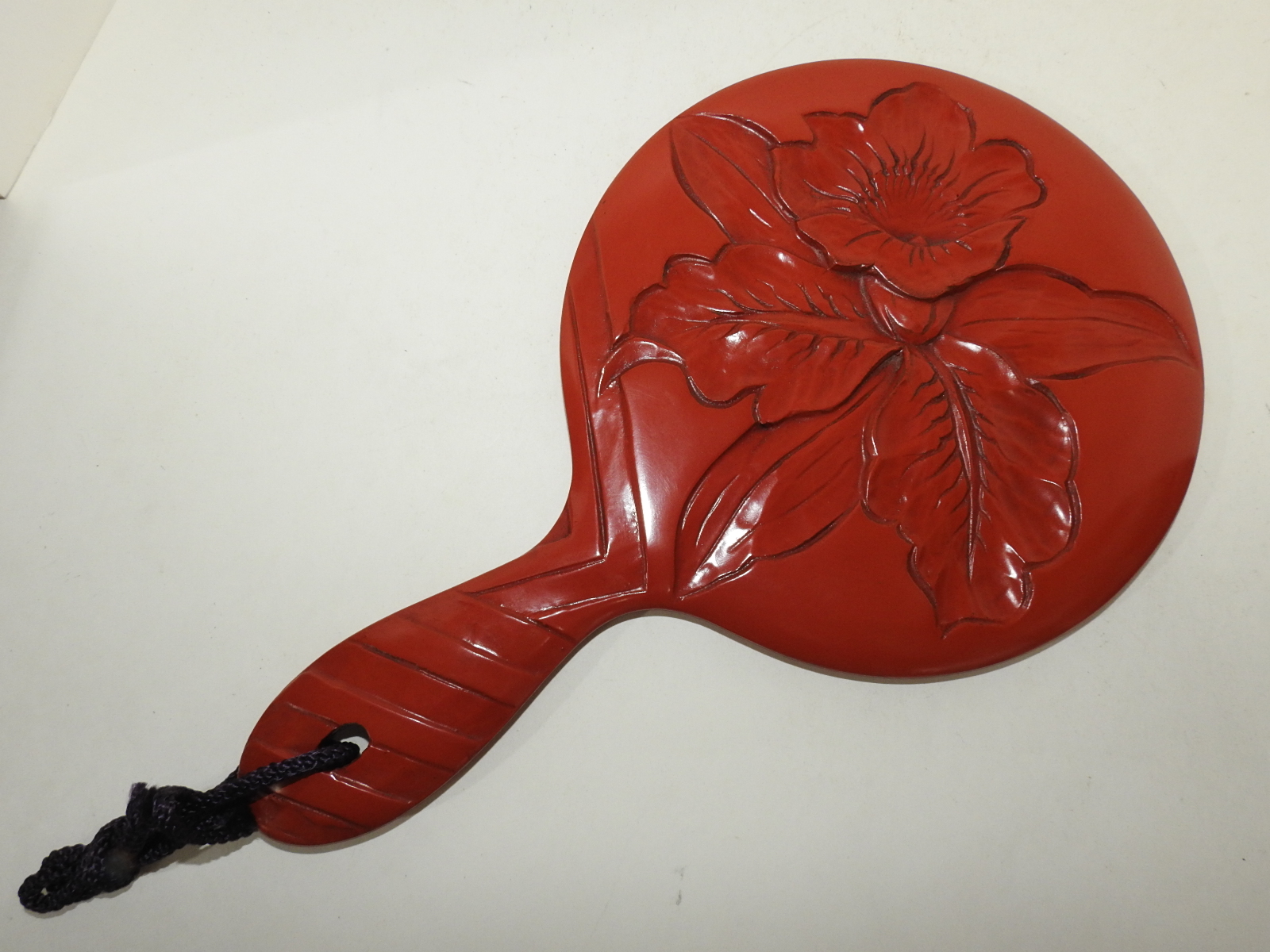 나무에 화문이 조각된 주칠 손거울