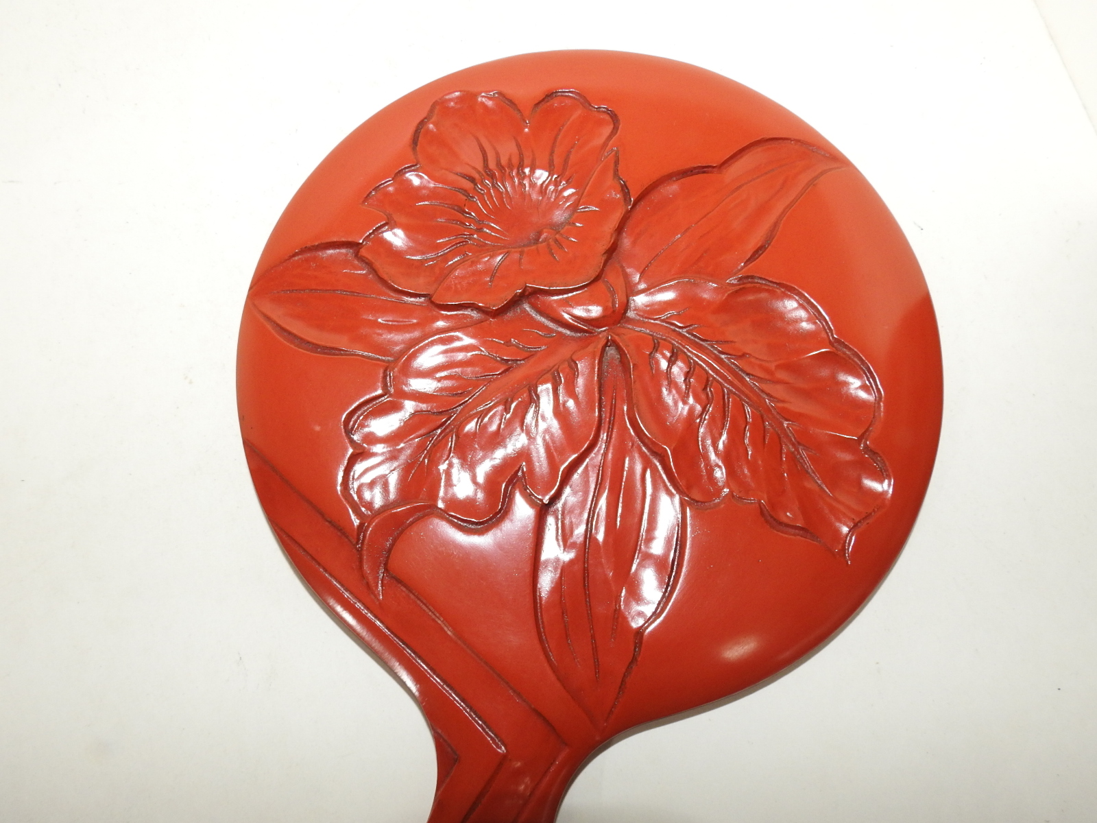 나무에 화문이 조각된 주칠 손거울