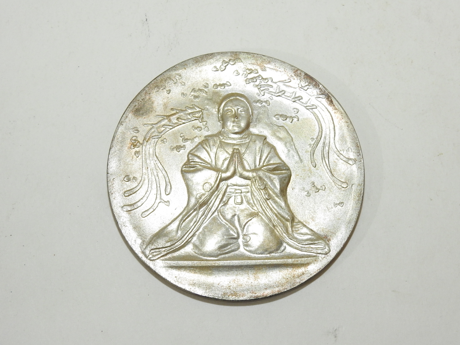 소화10년 발행된 금속재질로된 여인조각패