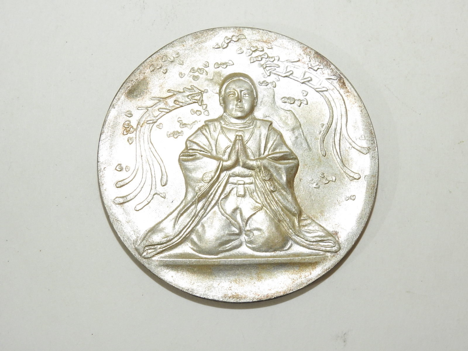 소화10년 발행된 금속재질로된 여인조각패