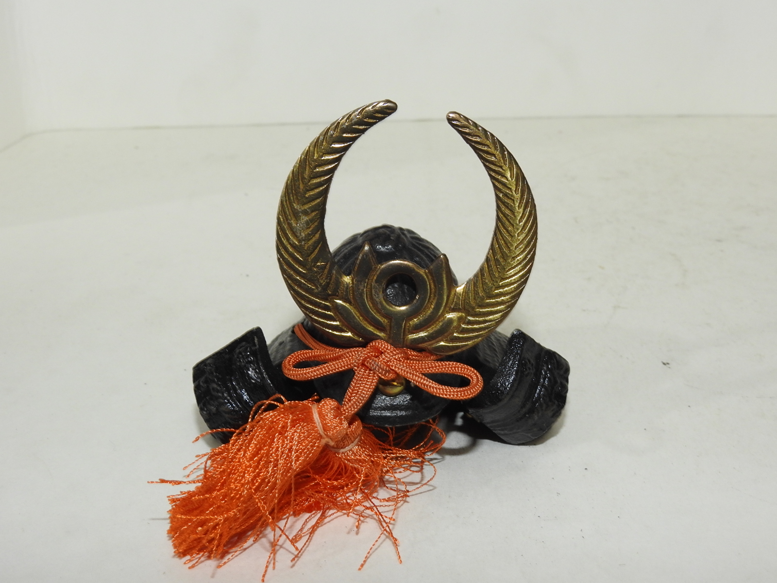 무쇠로된 투구 조각품