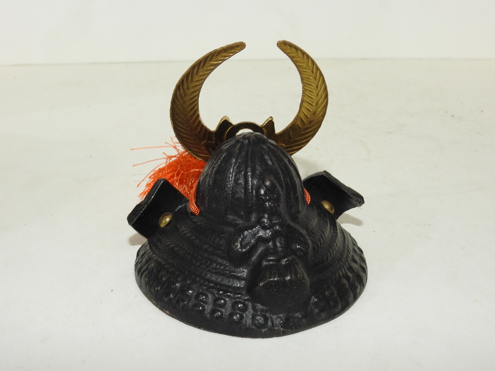 무쇠로된 투구 조각품