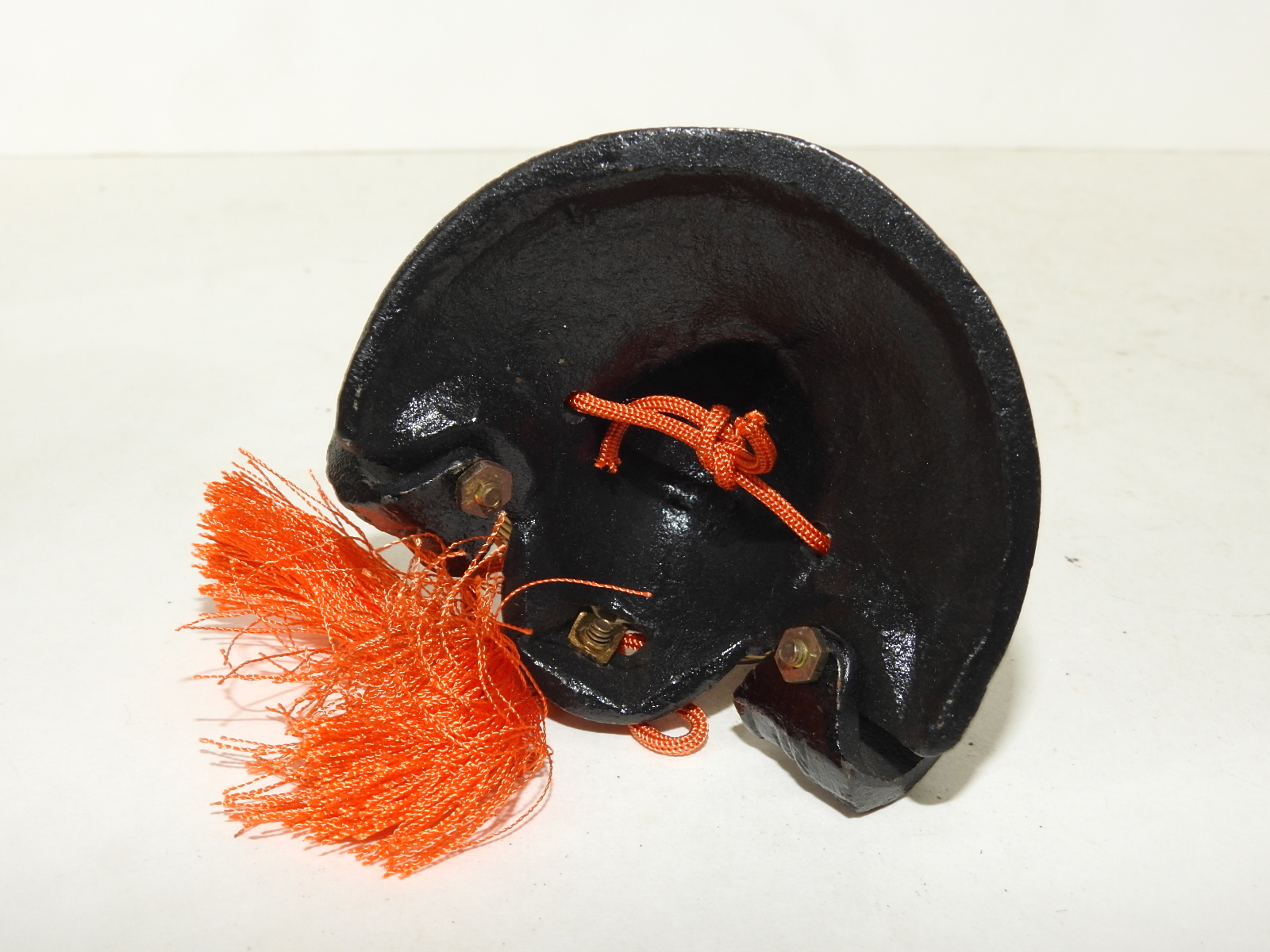 무쇠로된 투구 조각품