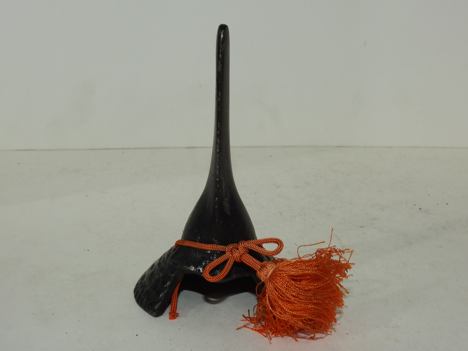 무쇠로된 투구 조각품