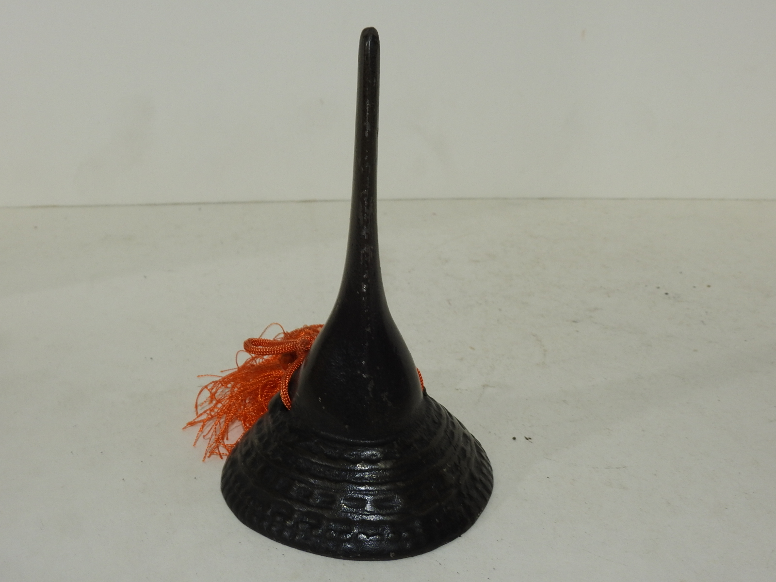 무쇠로된 투구 조각품