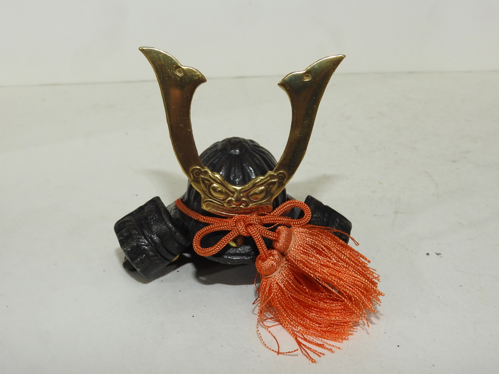 무쇠로된 투구 조각품