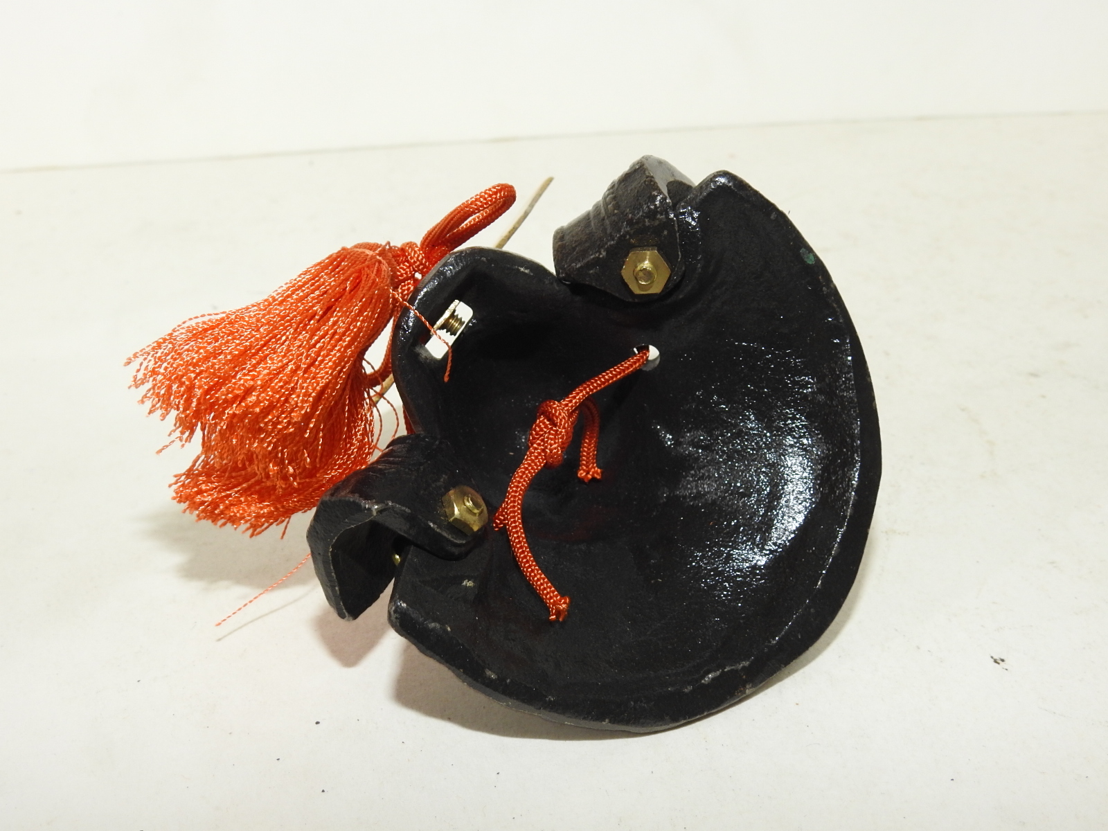 무쇠로된 투구 조각품