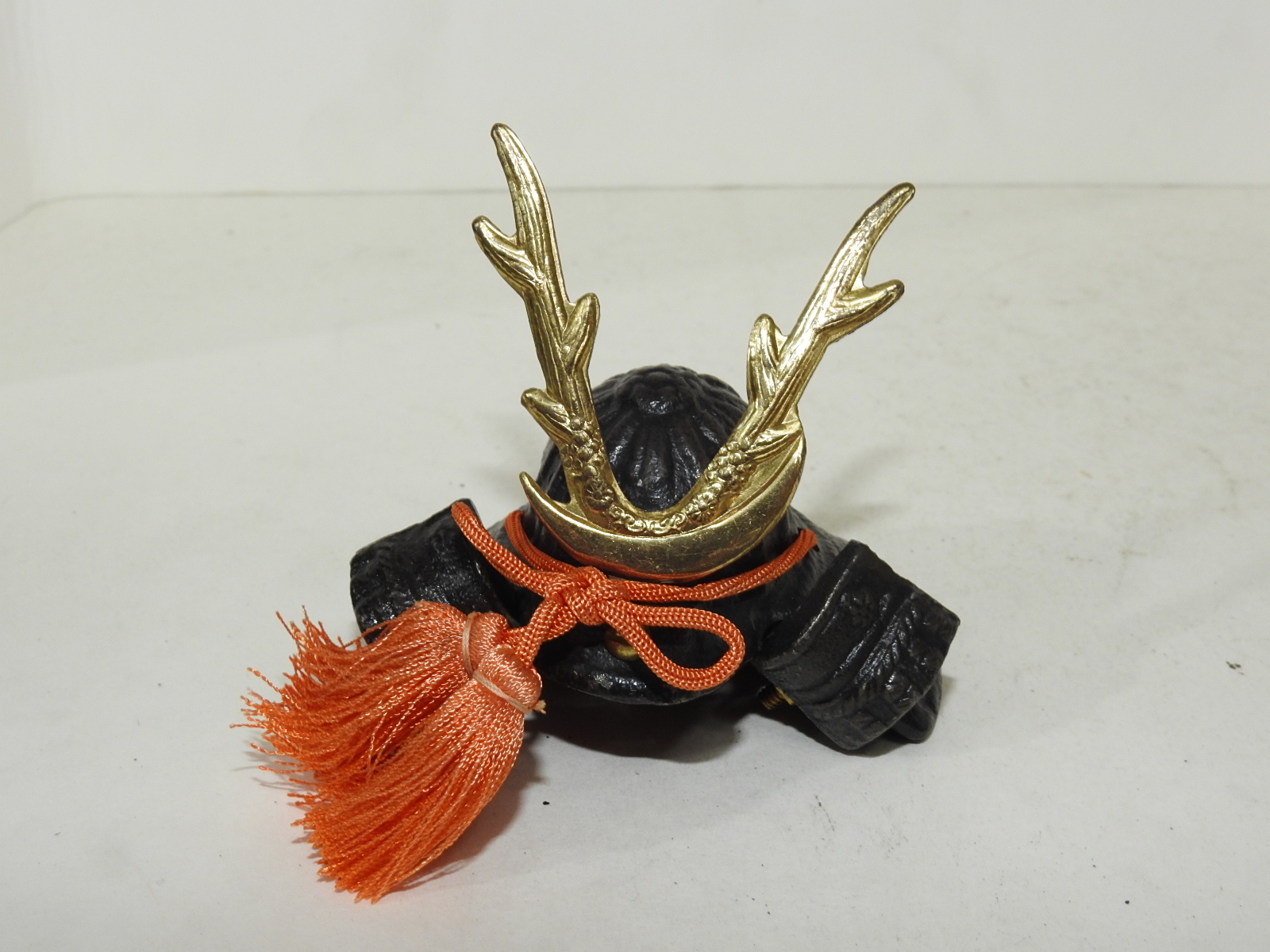 무쇠로된 투구 조각품