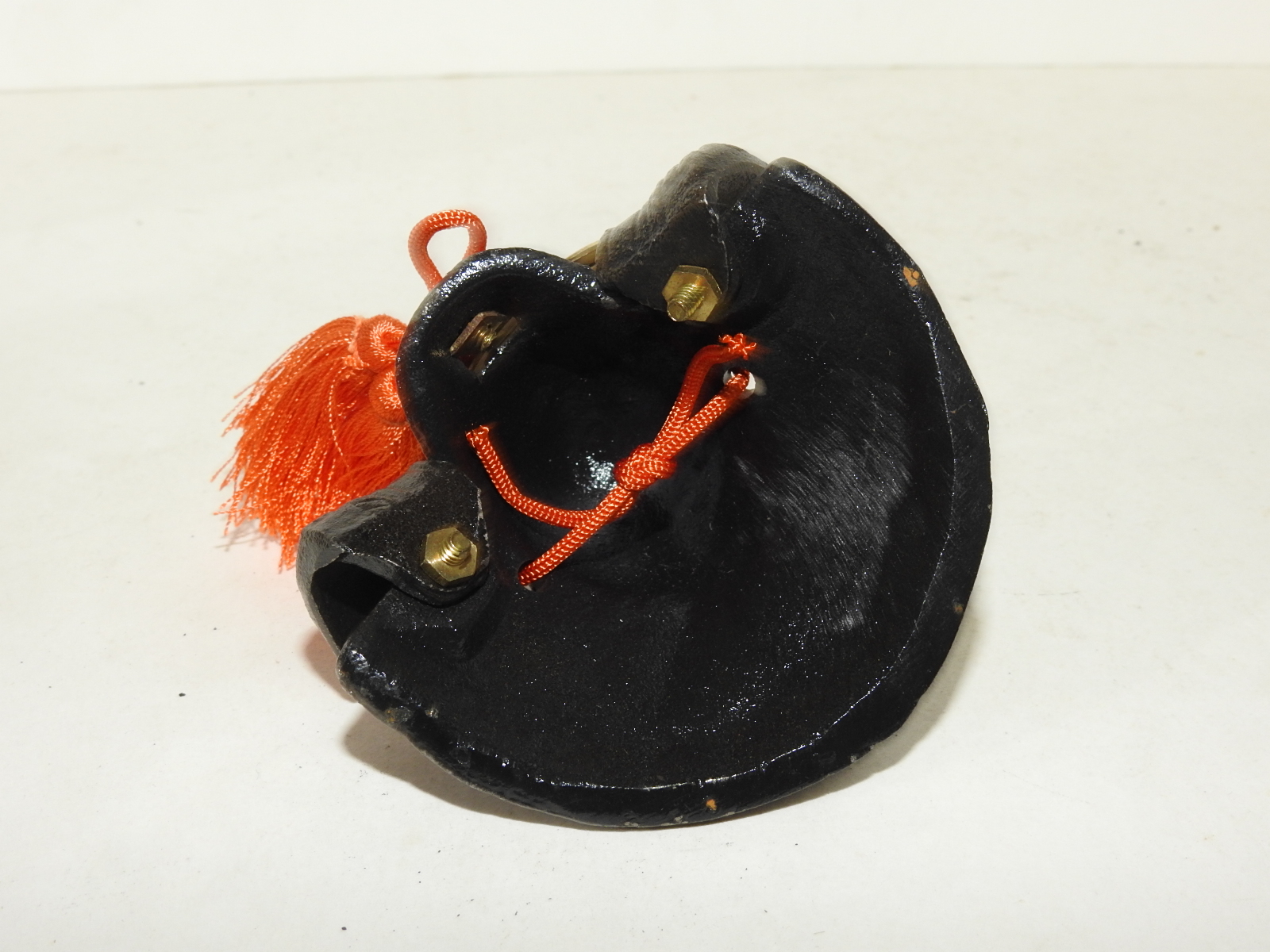 무쇠로된 투구 조각품