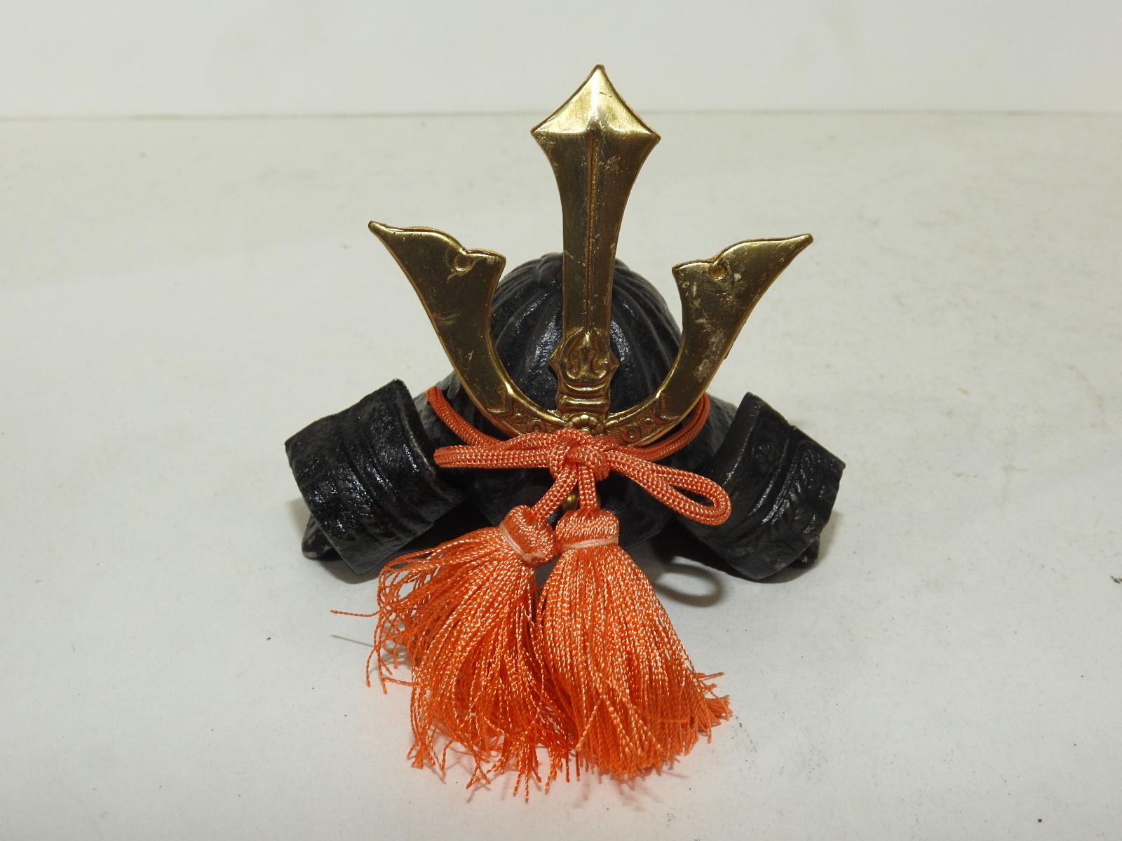 무쇠로된 투구 조각품