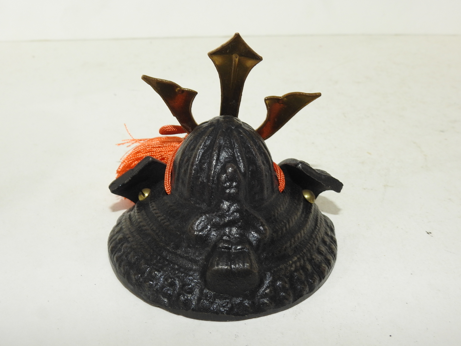 무쇠로된 투구 조각품