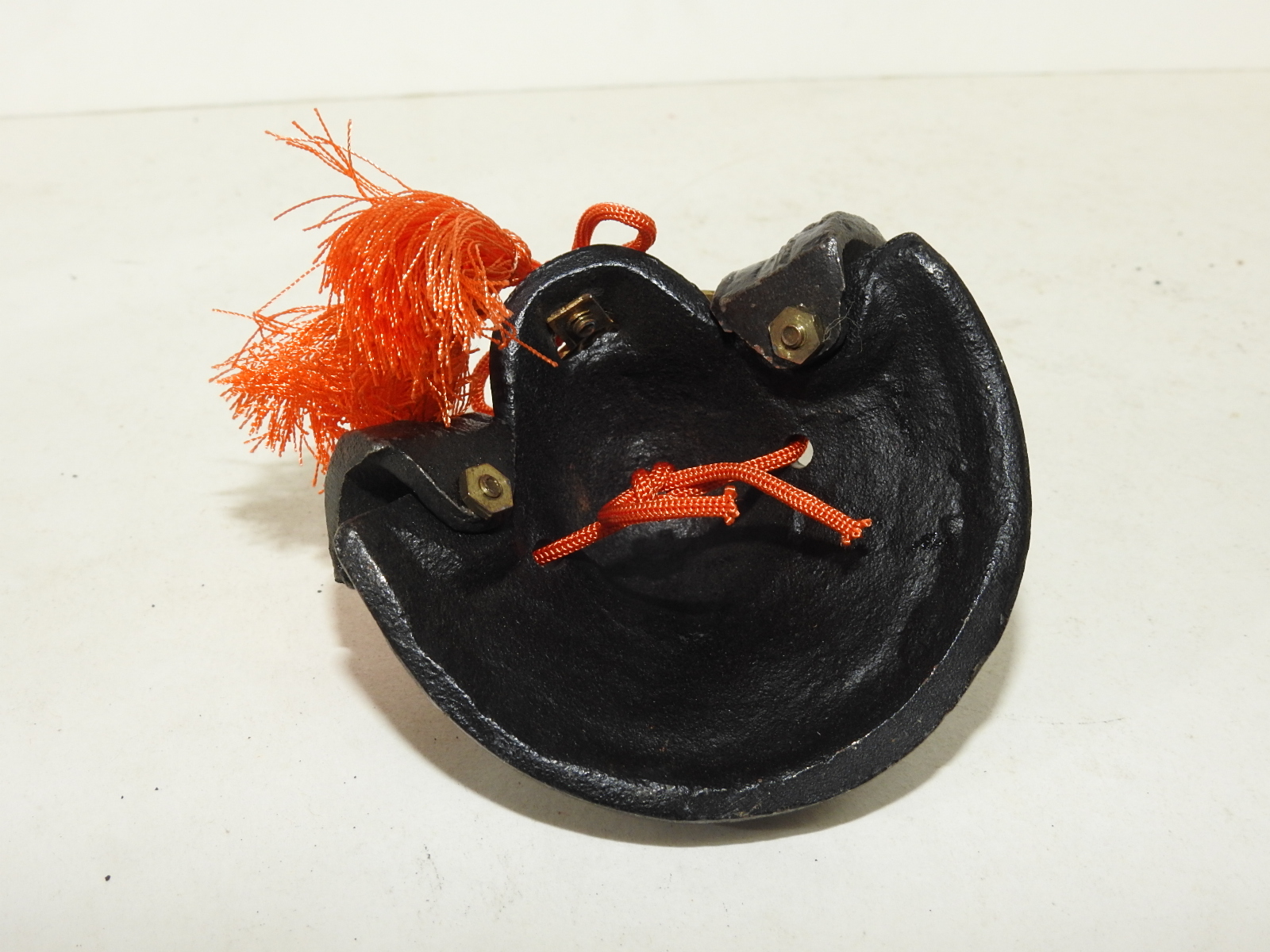 무쇠로된 투구 조각품