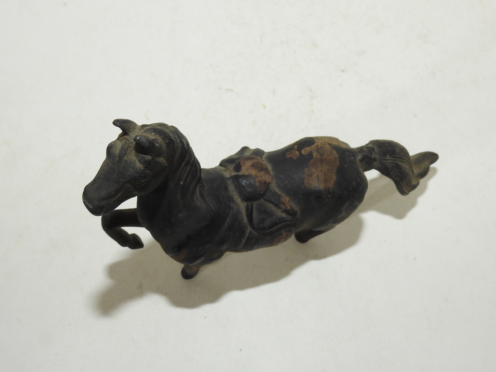 연대가좋은 주석으로된 말 조각상