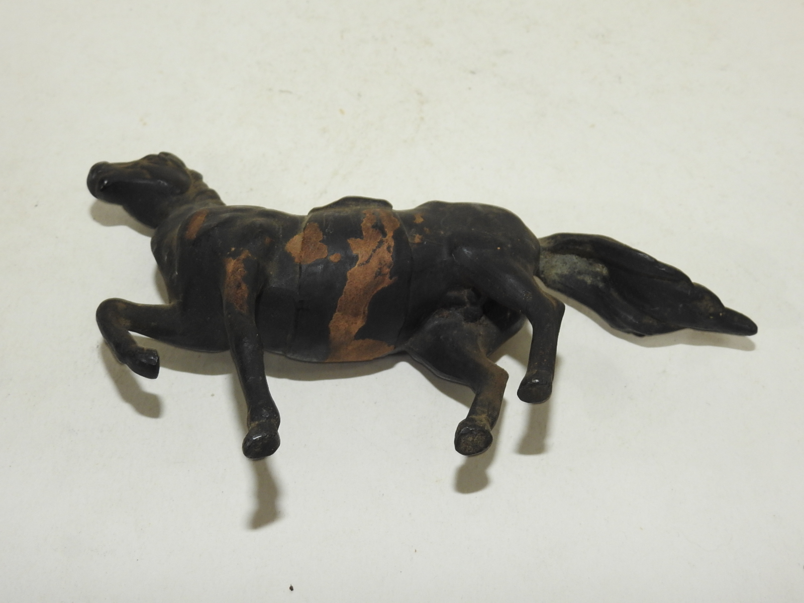 연대가좋은 주석으로된 말 조각상