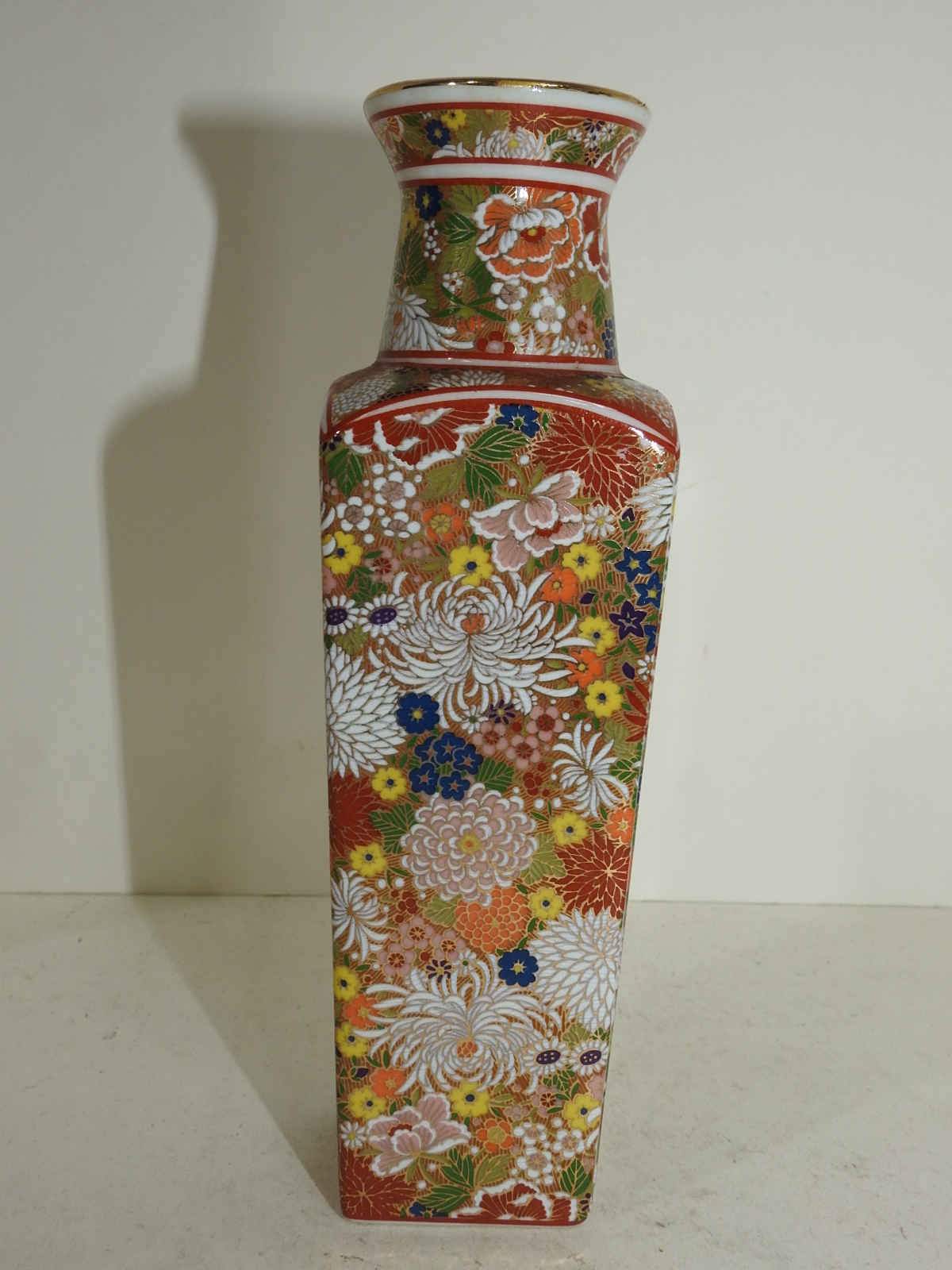 진사백자 금채화문 사각호