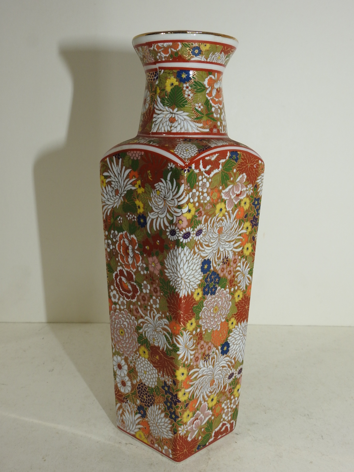 진사백자 금채화문 사각호