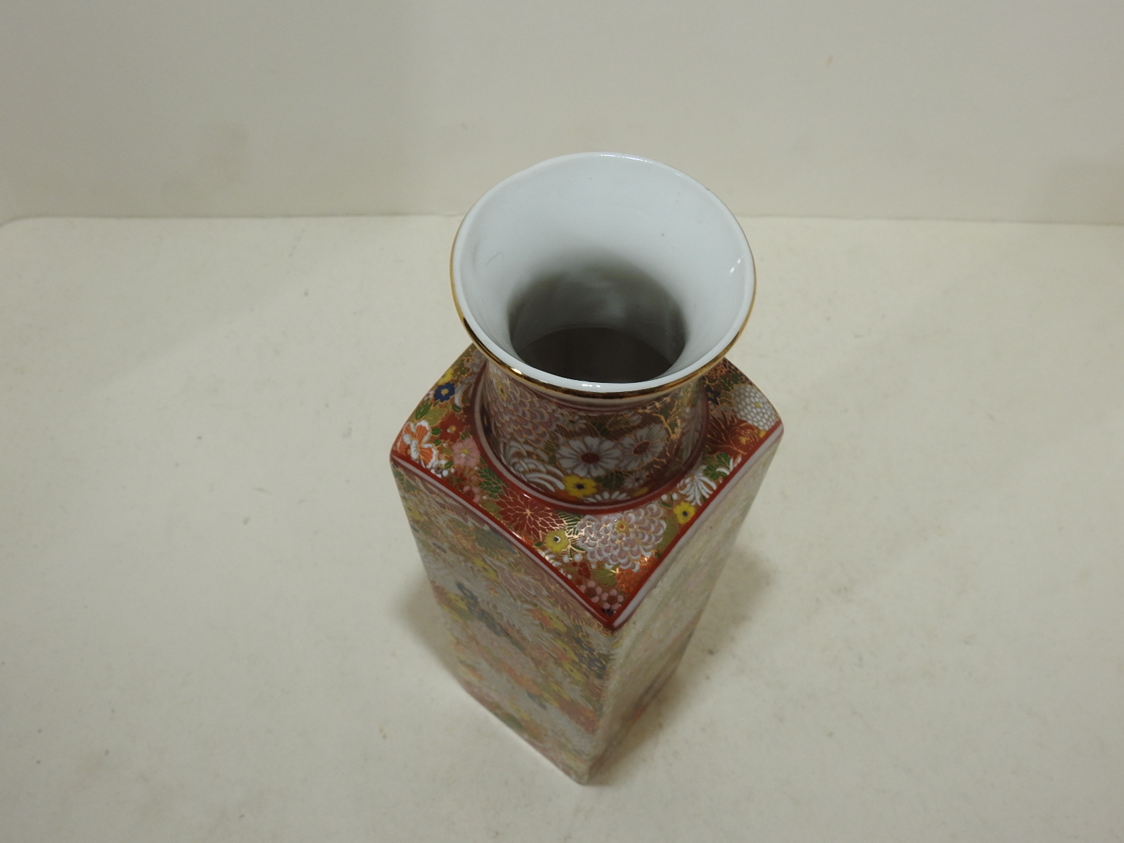 진사백자 금채화문 사각호