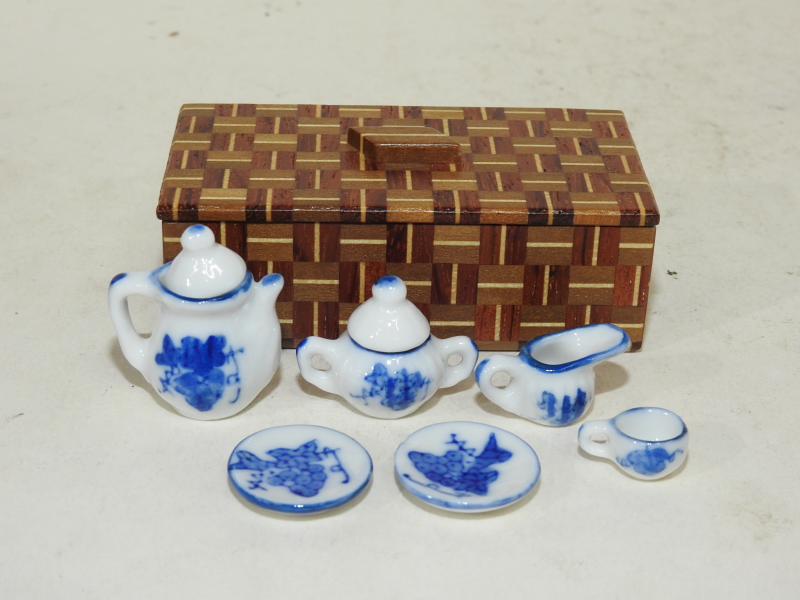 초소형크기의 나무로된 함과 청화백자다구셋트