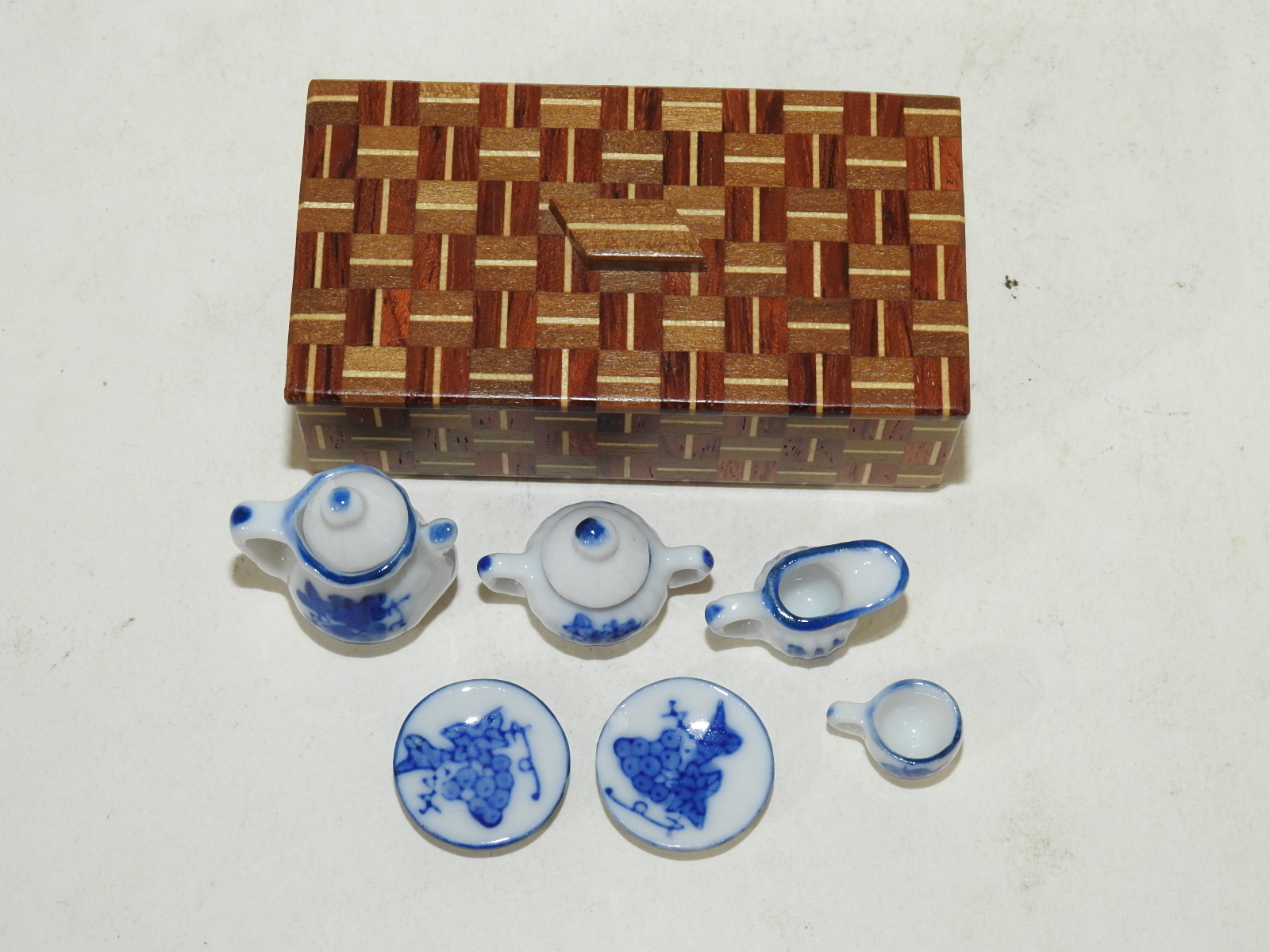 초소형크기의 나무로된 함과 청화백자다구셋트
