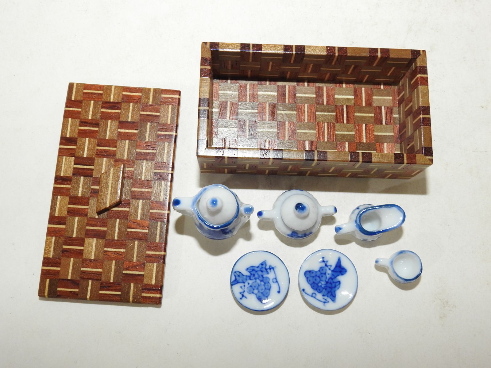 초소형크기의 나무로된 함과 청화백자다구셋트