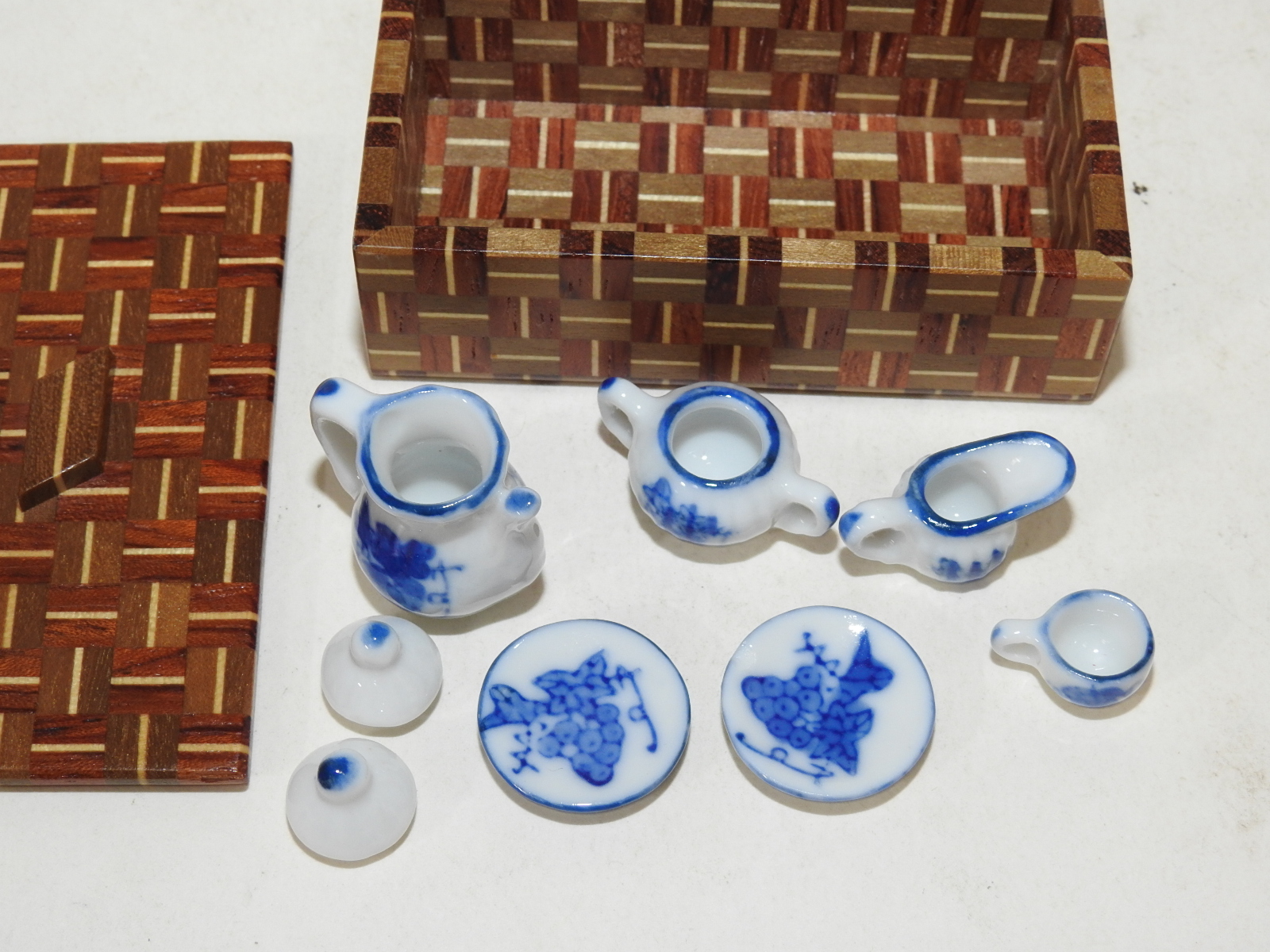 초소형크기의 나무로된 함과 청화백자다구셋트