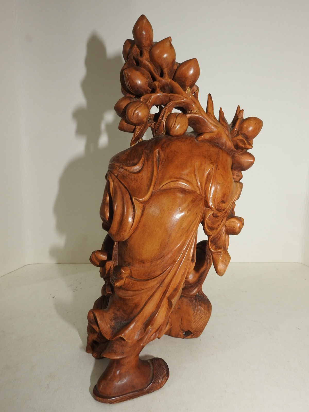 원목나무로된 원숭이가 조각된 도인 조각상