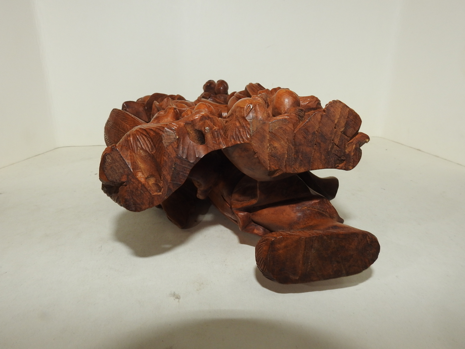 원목나무로된 원숭이가 조각된 도인 조각상
