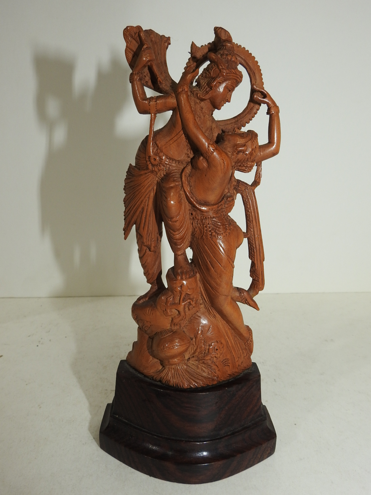 원목나무로 남여인물이 조각된 조각상