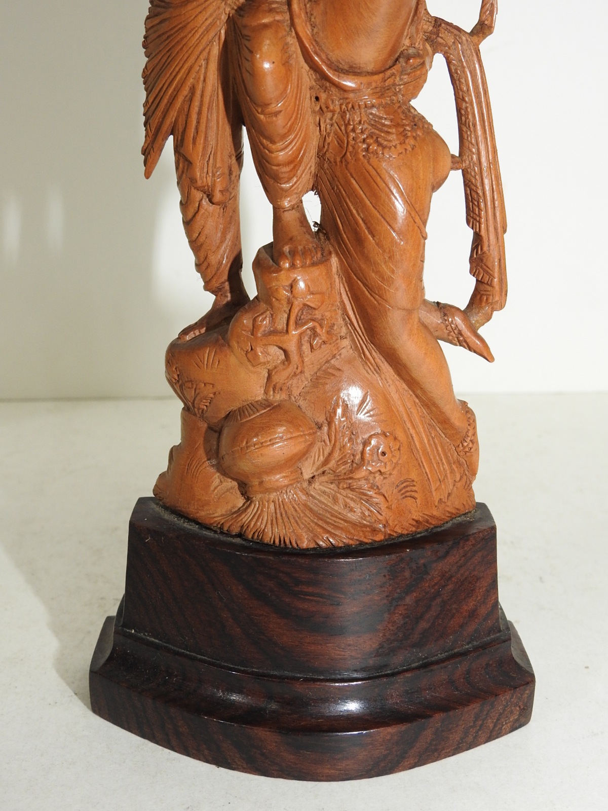 원목나무로 남여인물이 조각된 조각상